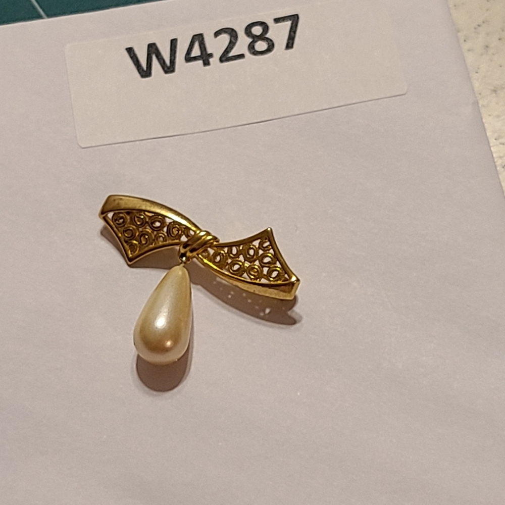Elegant Gold and Pearl Brooch - Picture 6 of 6